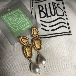 PEARLS  EARRINGS.